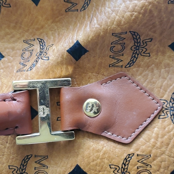 💥💥SOLD💥💥 MCM 40 Duffle bag. - Picture 3 of 16